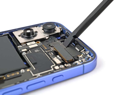 Ремонт материнской платы iPhone 16