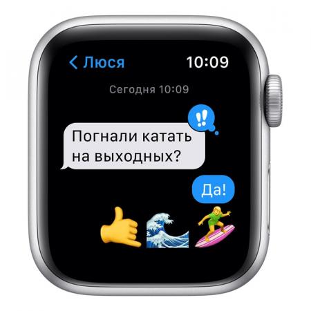 Apple Watch Nike SE (2020), 40 мм корпус из алюминия серебристого цвета, спортивный ремешок Nike цвета «чистая платина/чёрный»